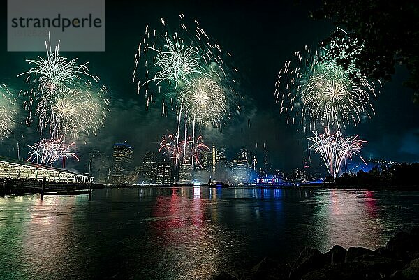 Unabhängigkeitsfeier in New York City mit Macy's Feuerwerk in Lower Manhattan am East River und der Brooklyn Bridge  4. Juli 2019  New York  USA  Nordamerika