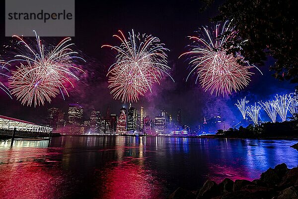 Unabhängigkeitsfeier in New York City mit Macy's Feuerwerk in Lower Manhattan am East River und der Brooklyn Bridge  4. Juli 2019  New York  USA  Nordamerika