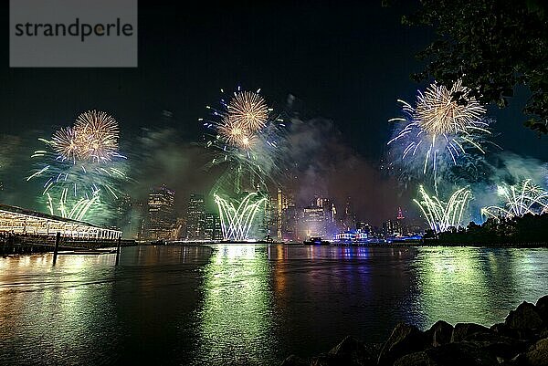 Unabhängigkeitsfeier in New York City mit Macy's Feuerwerk in Lower Manhattan am East River und der Brooklyn Bridge  4. Juli 2019  New York  USA  Nordamerika