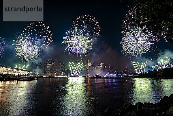 Unabhängigkeitsfeier in New York City mit Macy's Feuerwerk in Lower Manhattan am East River und der Brooklyn Bridge  4. Juli 2019  New York  USA  Nordamerika