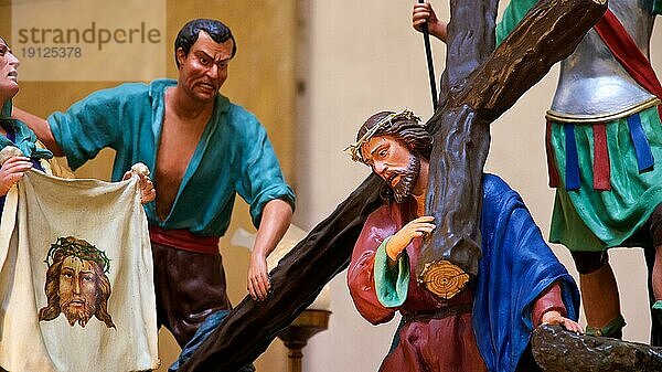 Christus trägt sein Kreuz  Vare  Prozessionswagen  Darstellung christlicher Szenen  lebensgroße hölzerne Figuren  Osterprozession  Gründonnerstag  Calatanisetta  Sizilien  Italien  Europa