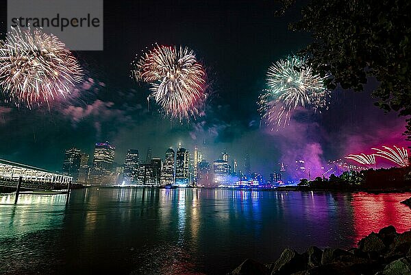 Unabhängigkeitsfeier in New York City mit Macy's Feuerwerk in Lower Manhattan am East River und der Brooklyn Bridge  4. Juli 2019  New York  USA  Nordamerika