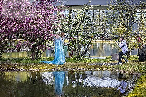 Die Leipziger Buchmesse ist eine internationale Buchmesse die jährlich im Frühjahr auf dem Leipziger Messegelände stattfindet. Sie ist der Frühjahrstreffpunkt der deutschen Buchbranche. Fotoshootings mit kostümierten Charakterdarsetellern