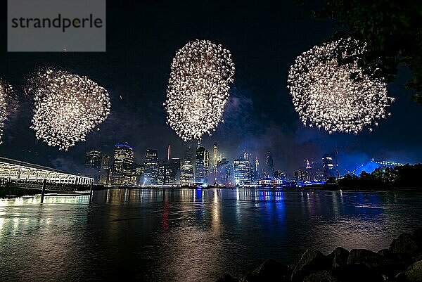 Unabhängigkeitsfeier in New York City mit Macy's Feuerwerk in Lower Manhattan am East River und der Brooklyn Bridge  4. Juli 2019  New York  USA  Nordamerika