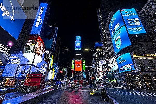 Desirted Times Square bei Nacht  2. April 2020  Manhattan  New York