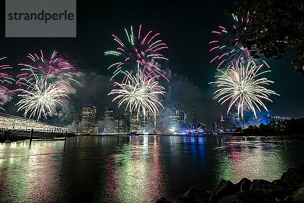 Unabhängigkeitsfeier in New York City mit Macy's Feuerwerk in Lower Manhattan am East River und der Brooklyn Bridge  4. Juli 2019  New York  USA  Nordamerika