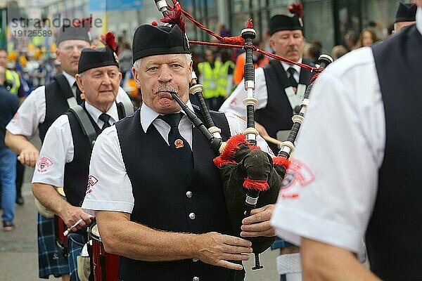 Dudelsackspieler bei der Parade des Fleadh Cheoil am letzten Tag des größten traditionellen Musikfestivals Irlands. Sligo  Irland  Europa