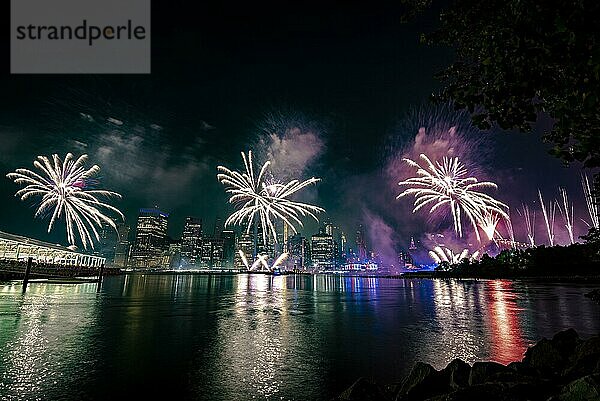 Unabhängigkeitsfeier in New York City mit Macy's Feuerwerk in Lower Manhattan am East River und der Brooklyn Bridge  4. Juli 2019  New York  USA  Nordamerika