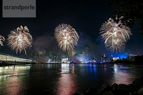 Unabhängigkeitsfeier in New York City mit Macy's Feuerwerk in Lower Manhattan am East River und der Brooklyn Bridge  4. Juli 2019  New York  USA  Nordamerika