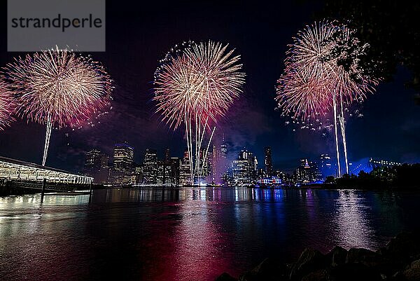 Unabhängigkeitsfeier in New York City mit Macy's Feuerwerk in Lower Manhattan am East River und der Brooklyn Bridge  4. Juli 2019  New York  USA  Nordamerika