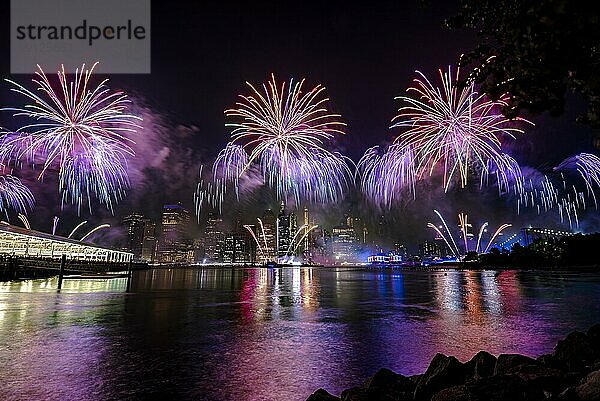 Unabhängigkeitsfeier in New York City mit Macy's Feuerwerk in Lower Manhattan am East River und der Brooklyn Bridge  4. Juli 2019  New York  USA  Nordamerika