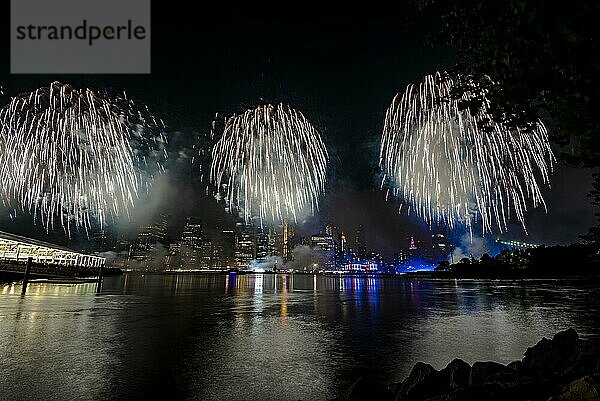 Unabhängigkeitsfeier in New York City mit Macy's Feuerwerk in Lower Manhattan am East River und der Brooklyn Bridge  4. Juli 2019  New York  USA  Nordamerika