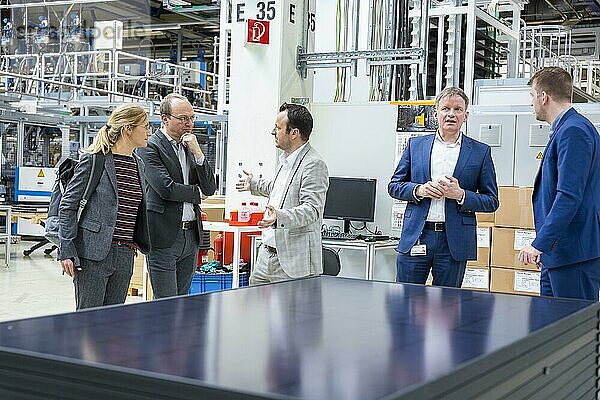 Ministerbesuch bei MeyerBurger Freiberg