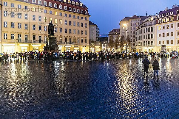 Am ersten Jahrestag der russischen Invasion der Ukraine  fan auf dem Neumarkt vor der Frauenkirche eine große Solidaritätskundgebung der Dresdner mit zahlreichen ukrainischen Flüchtlingen statt. Am Ende fanden sich alle Teilnahmer zu einer großen Lichterkette zusammen