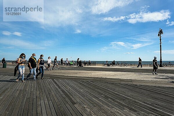 Den Wellen des Ozeans an einem sonnigen Frühlingstag am Brighton Beach lauschen