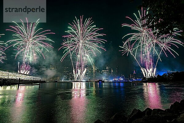 Unabhängigkeitsfeier in New York City mit Macy's Feuerwerk in Lower Manhattan am East River und der Brooklyn Bridge  4. Juli 2019  New York  USA  Nordamerika