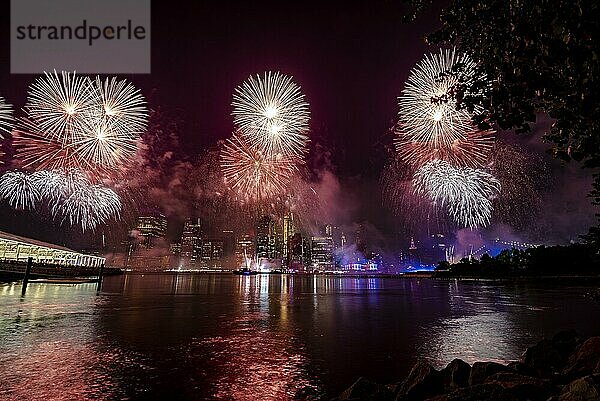 Unabhängigkeitsfeier in New York City mit Macy's Feuerwerk in Lower Manhattan am East River und der Brooklyn Bridge  4. Juli 2019  New York  USA  Nordamerika