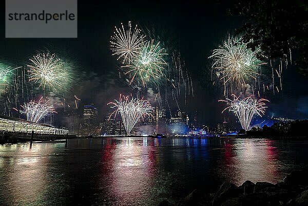 Unabhängigkeitsfeier in New York City mit Macy's Feuerwerk in Lower Manhattan am East River und der Brooklyn Bridge  4. Juli 2019  New York  USA  Nordamerika