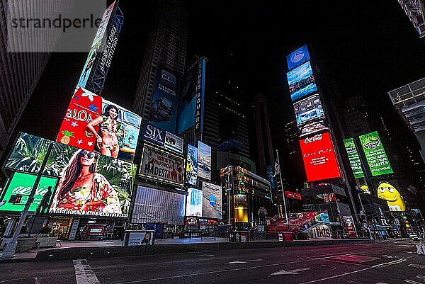 Desirted Times Square bei Nacht  2. April 2020  Manhattan  New York