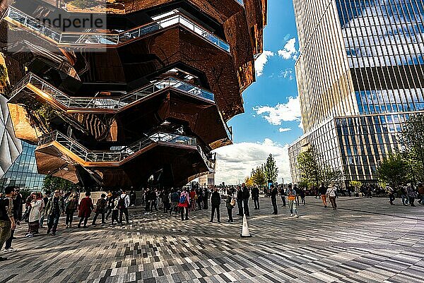 Manhattan  New York  USA  15. Mai 2019: New Yorker und Gäste der Stadt besuchen an einem sonnigen Frühlingstag Hudson Yards mit seinem Herzstück TKA The Vessel  Nordamerika