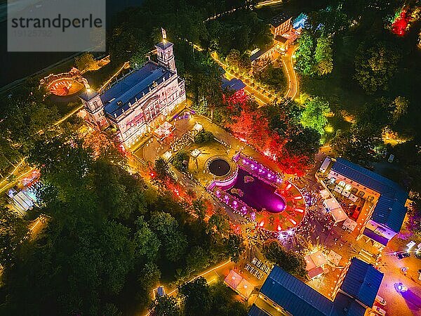 Rund um die drei illumnierten Elbschlösser in Dresden feierten über 6000 Besucher eine laue Sommernacht voller Musik  Tanz  Kultur und Gastronomie