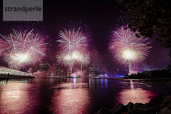 Unabhängigkeitsfeier in New York City mit Macy's Feuerwerk in Lower Manhattan am East River und der Brooklyn Bridge  4. Juli 2019  New York  USA  Nordamerika