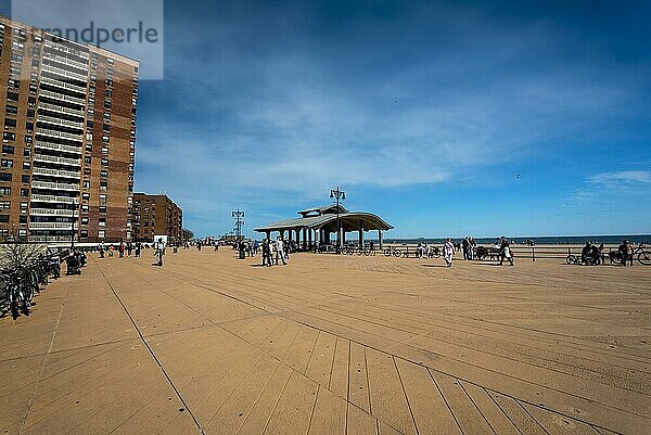 Den Wellen des Ozeans an einem sonnigen Frühlingstag am Brighton Beach lauschen