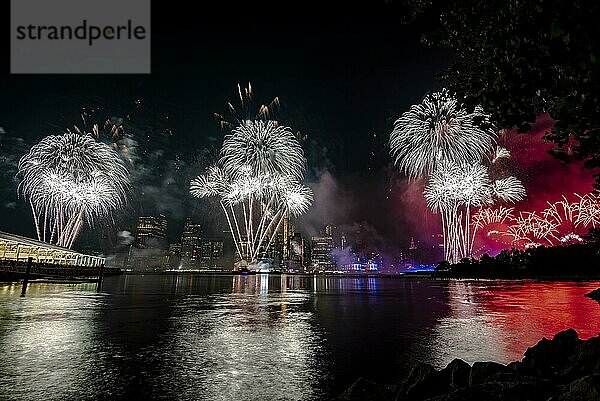 Unabhängigkeitsfeier in New York City mit Macy's Feuerwerk in Lower Manhattan am East River und der Brooklyn Bridge  4. Juli 2019  New York  USA  Nordamerika