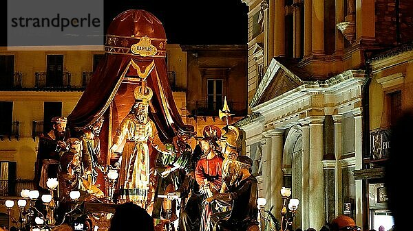 Wagen des Caiphas  Nachtaufnahme  Vare  Prozessionswagen  beleuchtet  Darstellung christlicher Szenen  lebensgroße hölzerne Figuren  Osterprozession  Gründonnerstag  Calatanisetta  Sizilien  Italien  Europa