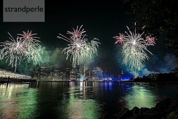 Unabhängigkeitsfeier in New York City mit Macy's Feuerwerk in Lower Manhattan am East River und der Brooklyn Bridge  4. Juli 2019  New York  USA  Nordamerika