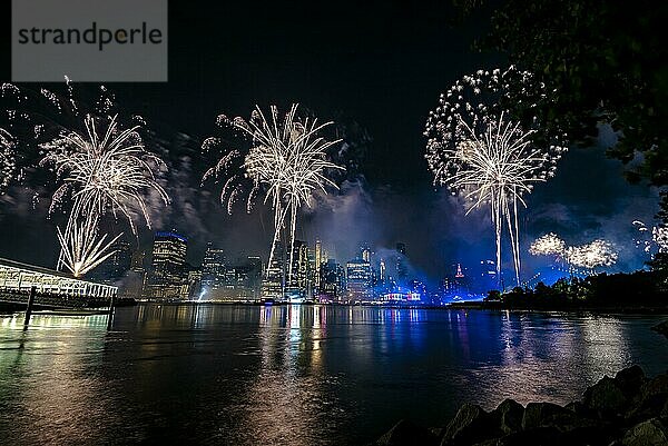 Unabhängigkeitsfeier in New York City mit Macy's Feuerwerk in Lower Manhattan am East River und der Brooklyn Bridge  4. Juli 2019  New York  USA  Nordamerika