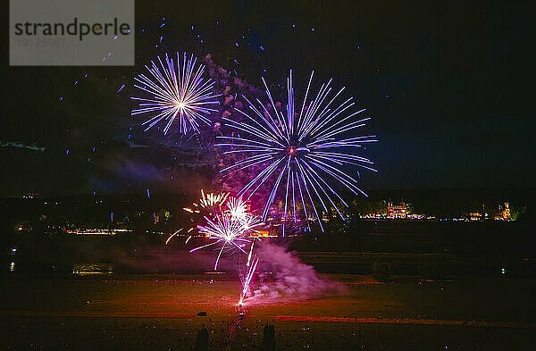 Rund um die drei illumnierten Elbschlösser in Dresden feierten über 6000 Besucher eine laue Sommernacht voller Musik  Tanz  Kultur und Gastronomie. Gekrönt wurde der Abend mit einem Abschlussfeuerwerk über den Elbwiesen