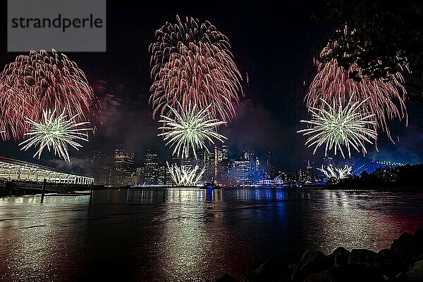 Unabhängigkeitsfeier in New York City mit Macy's Feuerwerk in Lower Manhattan am East River und der Brooklyn Bridge  4. Juli 2019  New York  USA  Nordamerika