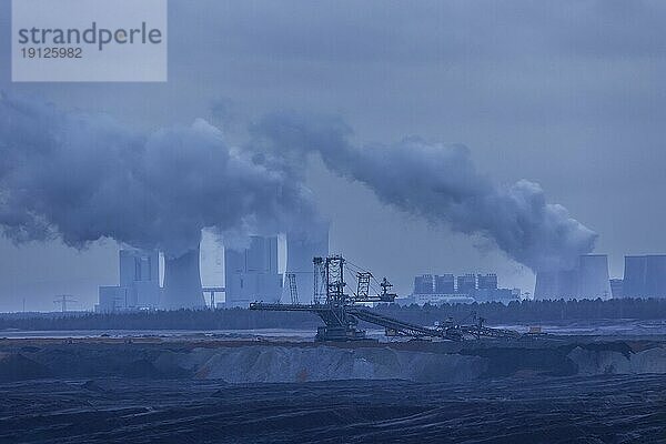 Der Tagebau Nochten (obersorbisch Wocho?anska jama) ist ein Braunkohletagebau in der nördlichen Oberlausitz  der von der Lausitz Energie Bergbau AG (LEAG) betrieben wird. Im Tagebau Nochten werden bis zu 18 Millionen Tonnen Braunkohle im Jahr gefördert. Absetzer vor der Silhouette des Kraftwerkes Boxberg