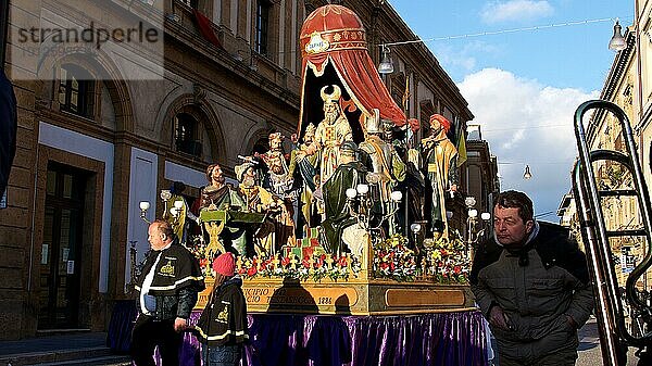 Wagen des Caiphas  Abendlicht  Vare  Prozessionswagen  Darstellung christlicher Szenen  lebensgroße hölzerne Figuren  Osterprozession  Gründonnerstag  Calatanisetta  Sizilien  Italien  Europa