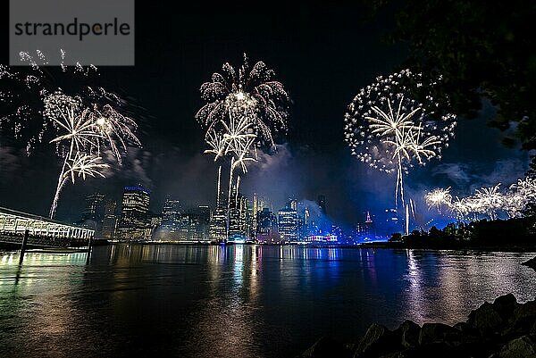 Unabhängigkeitsfeier in New York City mit Macy's Feuerwerk in Lower Manhattan am East River und der Brooklyn Bridge  4. Juli 2019  New York  USA  Nordamerika