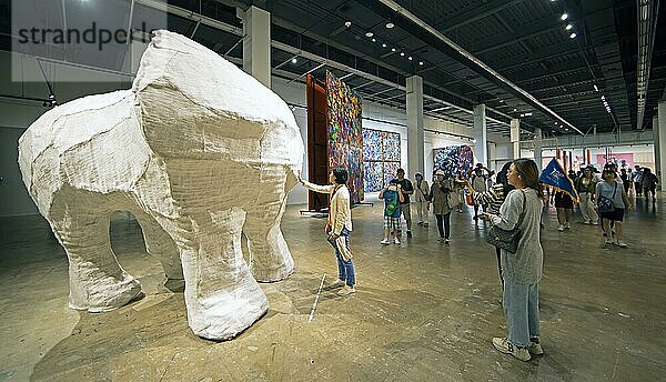 Koreanerin berührt ein koreanisches Kunstwerk  Biennale 2023  Gwangju  Provinz Jeollanam-do  Südkorea  Asien
