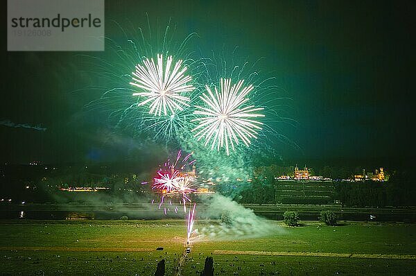 Rund um die drei illumnierten Elbschlösser in Dresden feierten über 6000 Besucher eine laue Sommernacht voller Musik  Tanz  Kultur und Gastronomie. Gekrönt wurde der Abend mit einem Abschlussfeuerwerk über den Elbwiesen