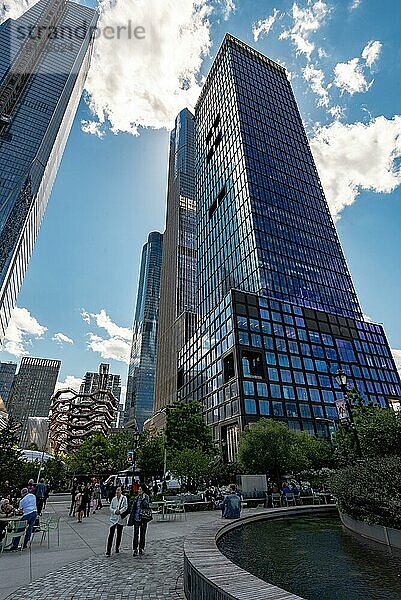 Manhattan  New York  USA  15. Mai 2019: New Yorker und Gäste der Stadt besuchen an einem sonnigen Frühlingstag Hudson Yards mit seinem Herzstück TKA The Vessel  Nordamerika