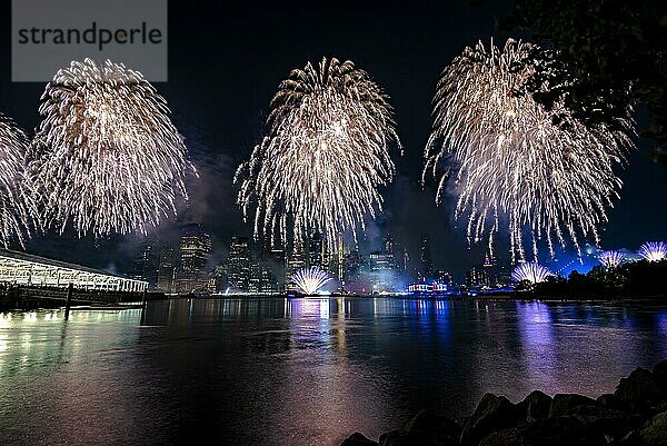 Unabhängigkeitsfeier in New York City mit Macy's Feuerwerk in Lower Manhattan am East River und der Brooklyn Bridge  4. Juli 2019  New York  USA  Nordamerika