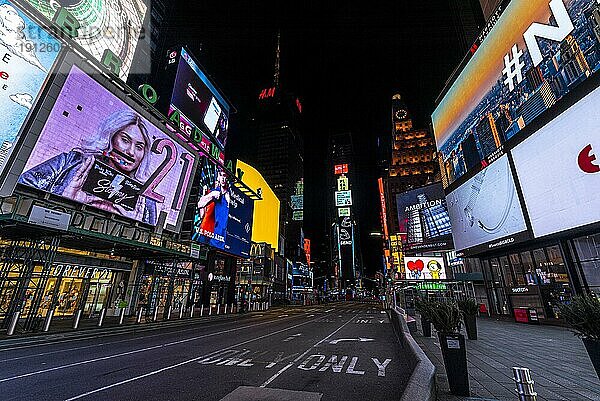 Desirted Times Square bei Nacht  2. April 2020  Manhattan  New York