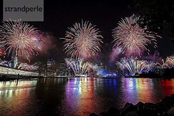 Unabhängigkeitsfeier in New York City mit Macy's Feuerwerk in Lower Manhattan am East River und der Brooklyn Bridge  4. Juli 2019  New York  USA  Nordamerika