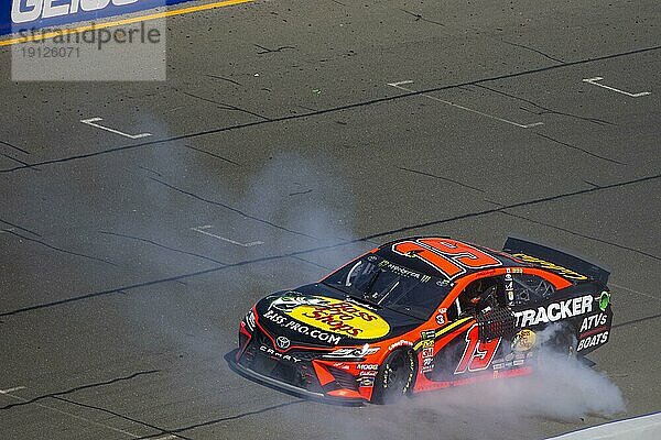 23. Juni 2019  Sonoma  Kalifornien  USA: Martin Truex Jr. (19) gewinnt das TOYOTA SAVE MART 350 auf dem Sonoma Raceway in Sonoma