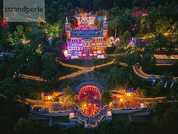 Rund um die drei illumnierten Elbschlösser in Dresden feierten über 6000 Besucher eine laue Sommernacht voller Musik  Tanz  Kultur und Gastronomie