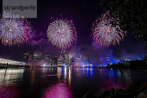 Unabhängigkeitsfeier in New York City mit Macy's Feuerwerk in Lower Manhattan am East River und der Brooklyn Bridge  4. Juli 2019  New York  USA  Nordamerika