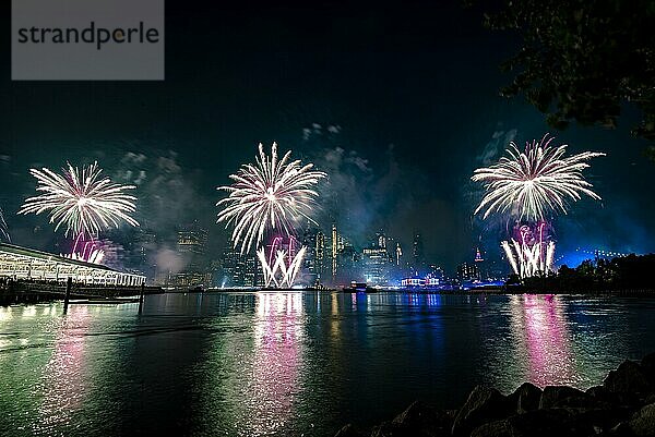 Unabhängigkeitsfeier in New York City mit Macy's Feuerwerk in Lower Manhattan am East River und der Brooklyn Bridge  4. Juli 2019  New York  USA  Nordamerika