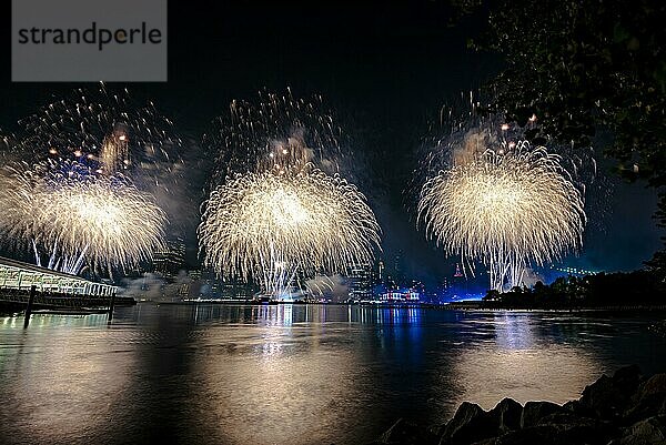 Unabhängigkeitsfeier in New York City mit Macy's Feuerwerk in Lower Manhattan am East River und der Brooklyn Bridge  4. Juli 2019  New York  USA  Nordamerika