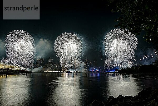 Unabhängigkeitsfeier in New York City mit Macy's Feuerwerk in Lower Manhattan am East River und der Brooklyn Bridge  4. Juli 2019  New York  USA  Nordamerika