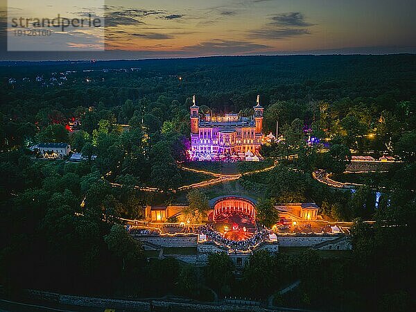 Rund um die drei illumnierten Elbschlösser in Dresden feierten über 6000 Besucher eine laue Sommernacht voller Musik  Tanz  Kultur und Gastronomie