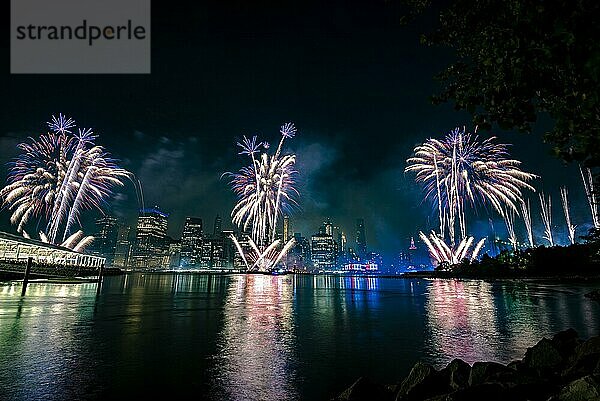 Unabhängigkeitsfeier in New York City mit Macy's Feuerwerk in Lower Manhattan am East River und der Brooklyn Bridge  4. Juli 2019  New York  USA  Nordamerika